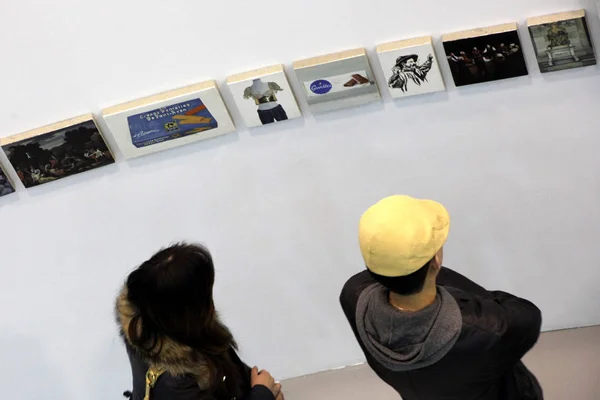 2010年2月9日 上海で開催された美術展で 中国人アーティストの周ティエハイ氏によるデザートシリーズの絵画を見る — ストック写真