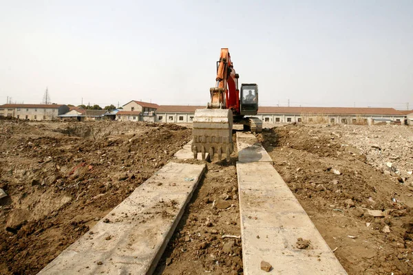 Ein Bagger Gräbt Den Boden Auf Der Baustelle Des Shanghai — Stockfoto