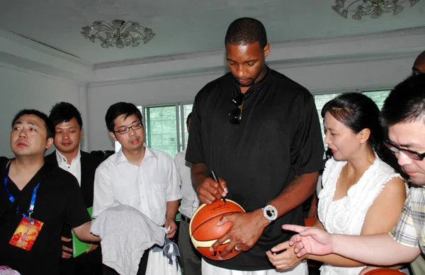 Nba Star Tracy Mcgrady Detroit Pistons Signs Basketballs Fans Pharmaceutical — Stock Photo, Image