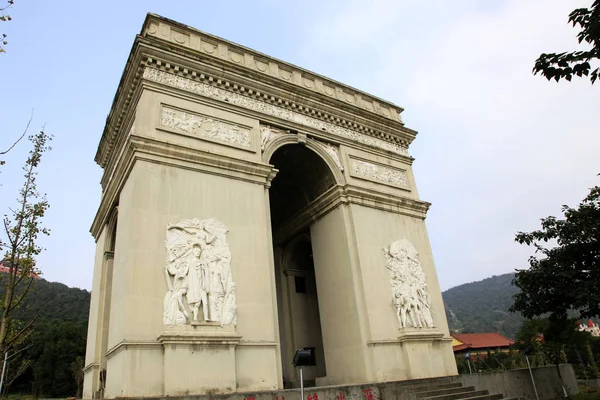 Una Réplica Del Arco Del Triunfo Representa Aldea Huaxi Ciudad — Foto de Stock