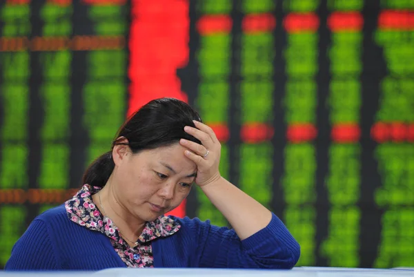 中国の投資家は Fuyang 東中国安徽州の株式仲買の家で株価 価格下落のためのグリーン を見て 月2011 — ストック写真