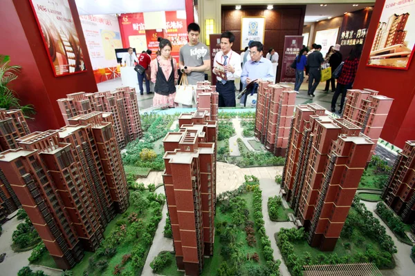 2011年5月1日 在中国上海举行的房地产博览会上 购房者看一个住宅项目的模型 — 图库照片