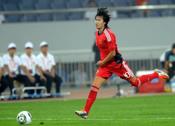Duan Han Čína Ovládá Míč Během Asijské Dámské Fotbalové Kvalifikace — Stock fotografie
