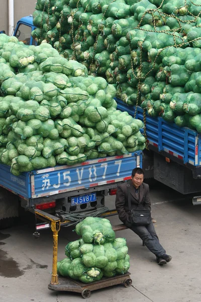 Agricultor Mira Montones Coles Sin Vender Mercado Mayorista Shanghais Jiangqiao — Foto de Stock