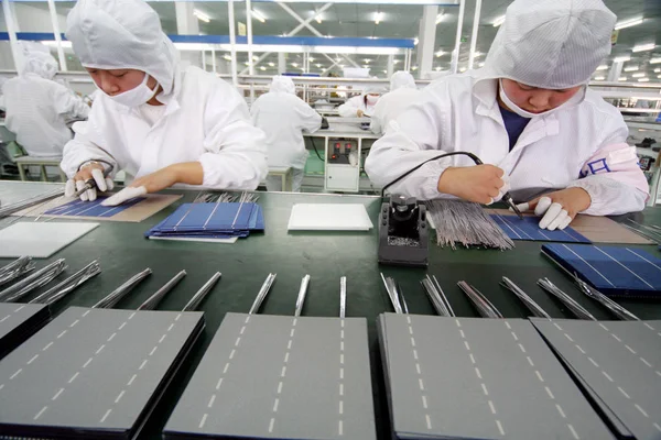 Chińskich Pracowników Produkcji Ogniw Fotowoltaicznych Paneli Słonecznych Zakładzie Eoplly New — Zdjęcie stockowe