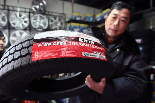 Lavoratore Cinese Mostra Pneumatico Kumho Tires Mercato Ricambi Auto Shanghai — Foto Stock