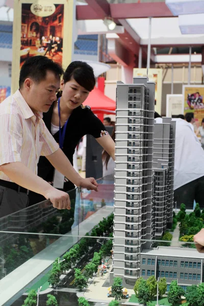 Acheteurs Chinois Regardent Les Modèles Projet Résidentiel Lors Une Foire — Photo