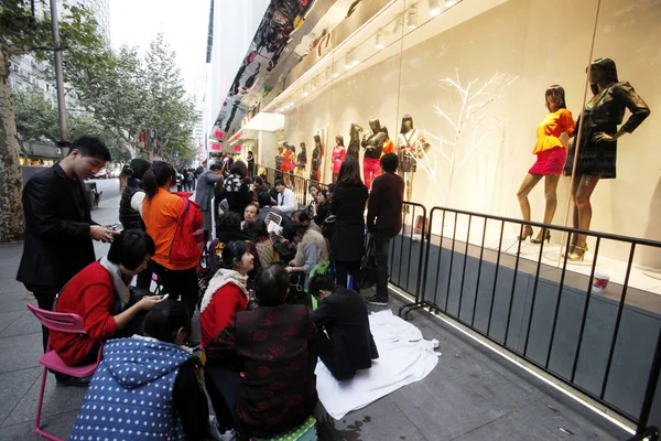 2011年11月16日 中国の上海にあるH MとVersaceの間のベンチャー企業で服を買いたいと考える中国人買い物客がH Mショップの前に並ぶ — ストック写真