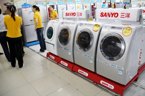 Sanyo Cylinder Tvättmaskiner Till Salu Ett Hem Apparat Butik Nantong — Stockfoto