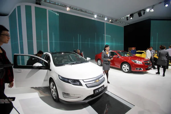 Ziyaretçiler Bir Chevrolet Volt Elektrikli Araba Diğer Chevy Araba Çin — Stok fotoğraf