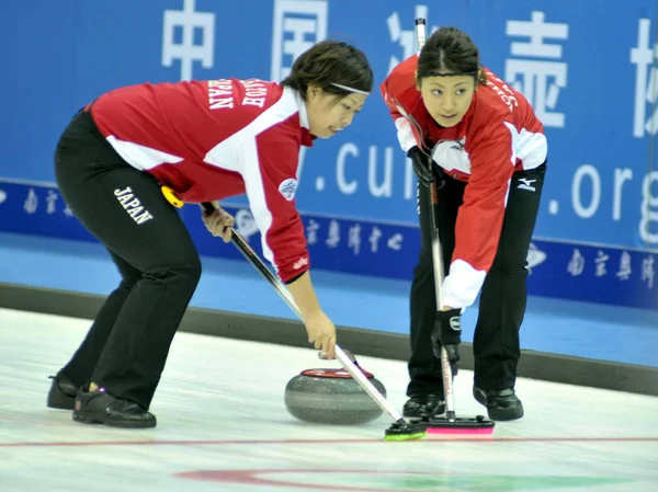 2011年11月20日 在中国东部江苏省南京市举行的2011年太平洋 亚洲冰壶锦标赛上 日本选手参加了与韩国的女子双轮番比赛 — 图库照片