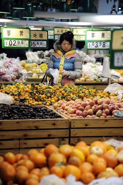 Китайські Магазини Клієнтів Фруктів Супермаркеті Місті Збо Східна Провінція Чінас — стокове фото