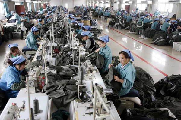 File Vrouwelijke Chinese Werknemers Naaien Kleren Worden Geëxporteerd Naar Verenigde — Stockfoto