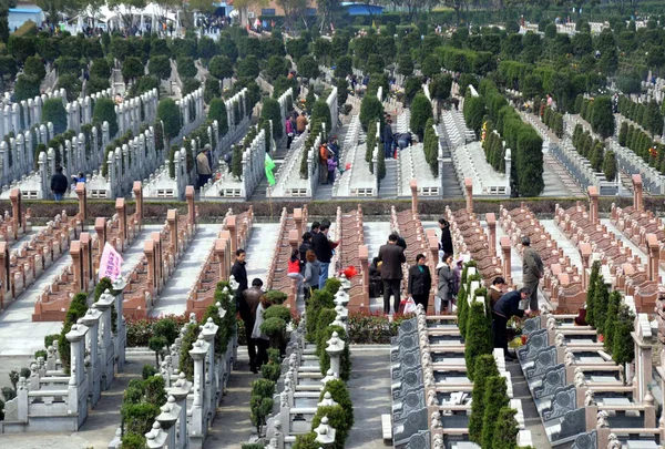 2011年3月26日 中国上海一家公墓的墓碑前 游客在墓碑前悼念家人 — 图库照片