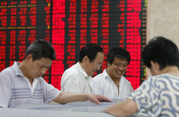 Chinese Investeerders Kijken Aandelenkoersen Rood Voor Prijs Rising Een Voorraad — Stockfoto