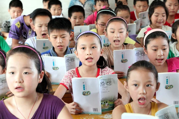 Китайські Учні Читали Свої Підручники Класі Перший День Нового Навчального — стокове фото