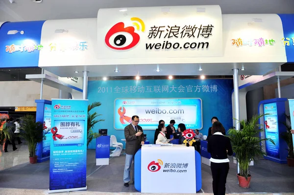 Visitantes Experimentar Weibo Twitter Serviço Microblogging Line Sina Com Durante — Fotografia de Stock