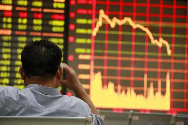 中国の投資家は Huaibei 東中国安徽州の株式仲買の家で株価 価格下落のためのグリーン を見て 月2011 — ストック写真