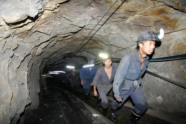 2011년 30일 쓰촨성 남서부 다주시 침수된 젠자고우 탄광에서 구조대원들이 걸어나오고 — 스톡 사진
