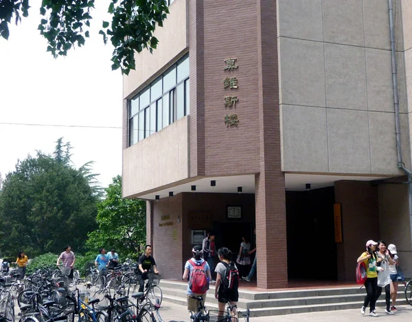 Kinesiska Studenter Förbi Jeanswest Building Vid Tsinghua University Peking Kina — Stockfoto