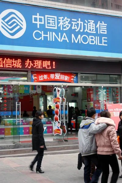 Lokalbefolkningen Går Förbi Filial Till China Mobile Chongqing Kina Mars — Stockfoto