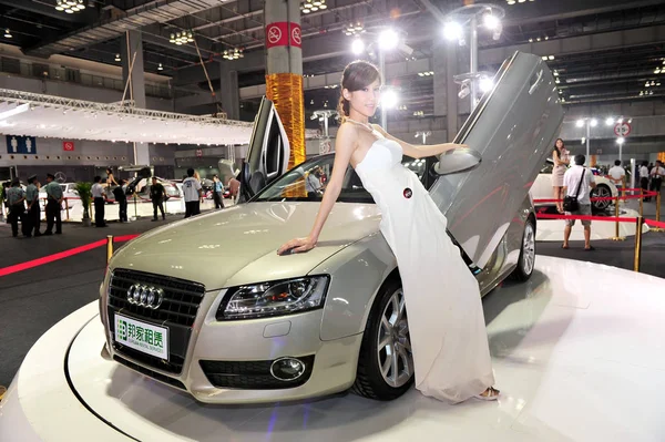 2011年6月25日 在中国重庆举行的2011中国国际租赁业博览会上 一辆奥迪汽车旁边摆姿势 — 图库照片