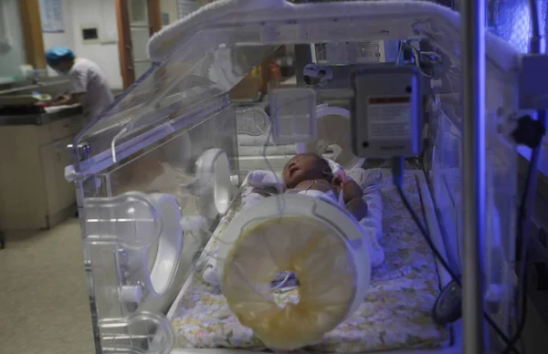 Bebê Abandonado Retratado Uma Unidade Terapia Intensiva Neonatal Centro Atendimento — Fotografia de Stock