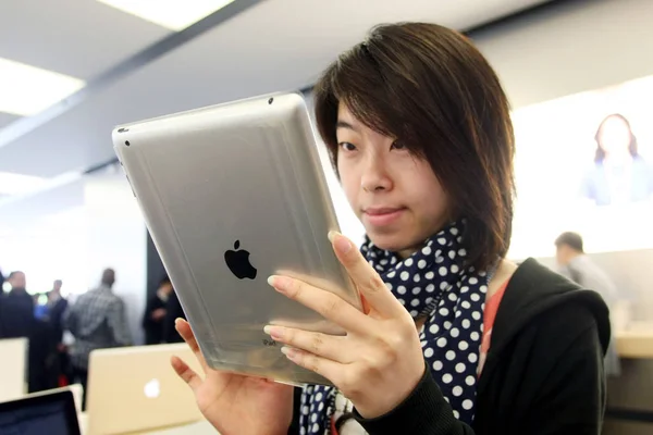 Een Shopper Probeert Ipad Tablet Een Apple Store Hong Kong — Stockfoto