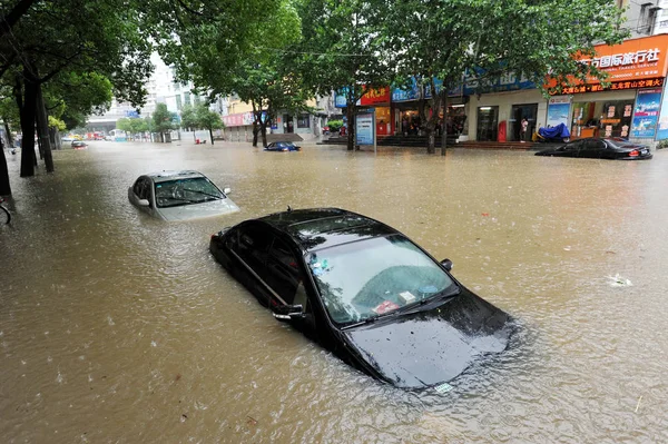 Bilar Nedsänkt Översvämningar Gata Kraftigt Regn Wuhan City Centrala Chinas — Stockfoto