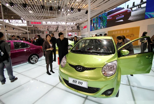 Visitors Look Cars Jac Anhui Jianghuai Automobile Ltd 11Th Beijing — Stockfoto