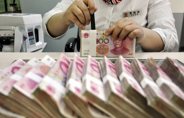 Empleado Cuenta Las Facturas Yuanes Rmb Renminbi Banco Ciudad Fuyang —  Fotos de Stock