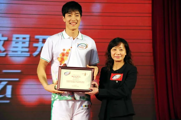 Portero Estrella China Liu Xiang Izquierda Recibe Certificado Como Portador —  Fotos de Stock