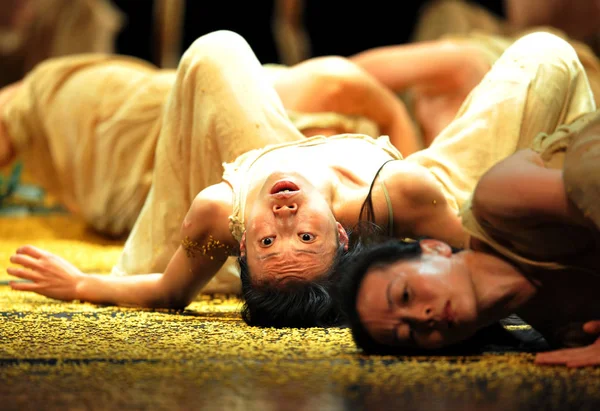 Tancerze Wykonują Piosenki Wędrowców Scenie Teatru Hubei Wuhan Centralnej Prowincji — Zdjęcie stockowe
