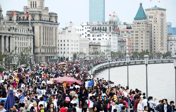 Turisti Affollano Lungomare Sul Bund Lungo Fiume Huangpu Durante Festa — Foto Stock