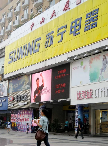Residenti Cinesi Locali Passano Davanti Una Catena Elettrodomestici Suning Nella — Foto Stock