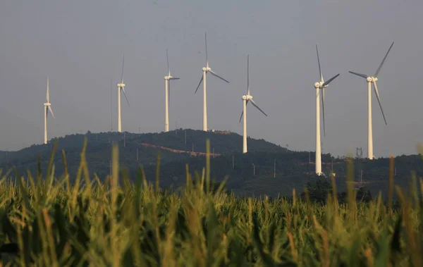 2011年7月23日 中国東部江西省江西省の風力発電所の眺め — ストック写真