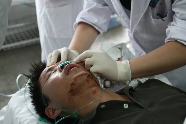 Medicinsk Personal Behandla Skadad Passagerare Shanghai Shuguang Hospital Shanghai Kina — Stockfoto