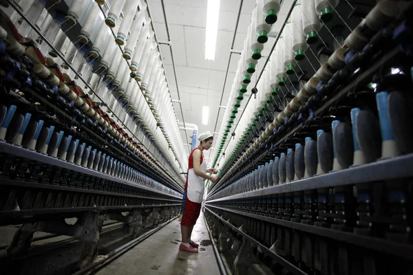 Female Chinese Worker Handles Production Yarn Exported United States Europe — Stock Photo, Image