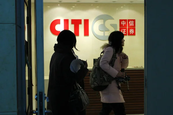 Клиентов Можно Увидеть Филиале Citic Securities Пекине Китай Марта 2010 — стоковое фото