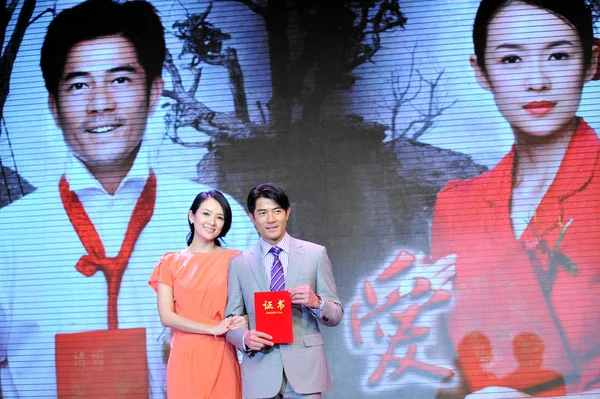 Actrice Chinoise Zhang Ziyi Chanteur Acteur Hongkongais Aaron Kwok Assistent — Photo