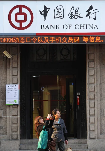 Kínai Nők Állni Előtt Egy Ága Bank China Boc Sanghajban — Stock Fotó