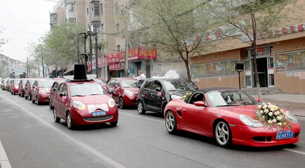 Les Voitures Mariage Conduisent Sur Une Route Dans Ville Changchun — Photo