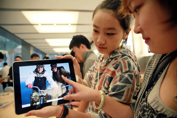 Pelanggan Cina Mencoba Apple Ipad Tablet Apple Store Beijing Cina — Stok Foto