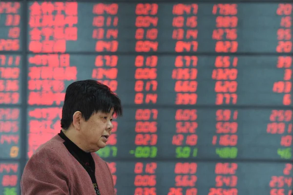 Kínai Befektetők Néz Osztozik Piros Ára Rising Részvénykereskedelmi House Ban — Stock Fotó