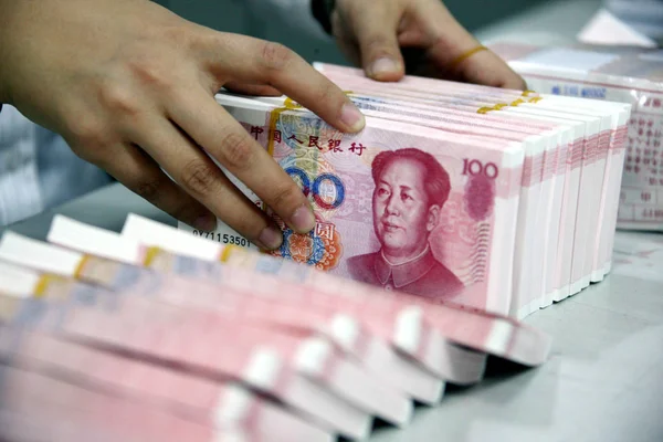 Impiegato Conta Fatture Dello Yuan Rmb Renminbi Presso Una Banca — Foto Stock