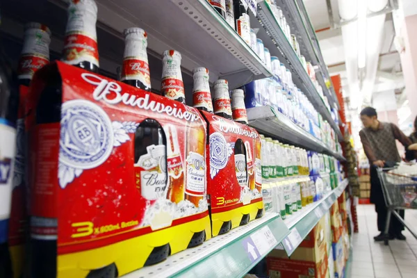 Flaskor Budweiser Till Salu Hyllan Stormarknad Shanghai Kina December 2010 — Stockfoto