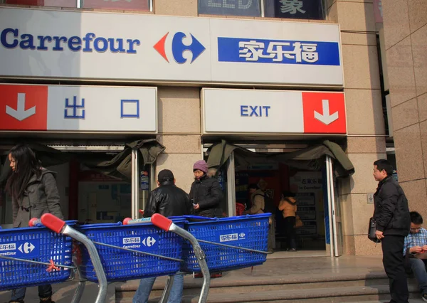 Los Clientes Son Fotografiados Supermercado Carrefour Beijing China Febrero 2011 —  Fotos de Stock