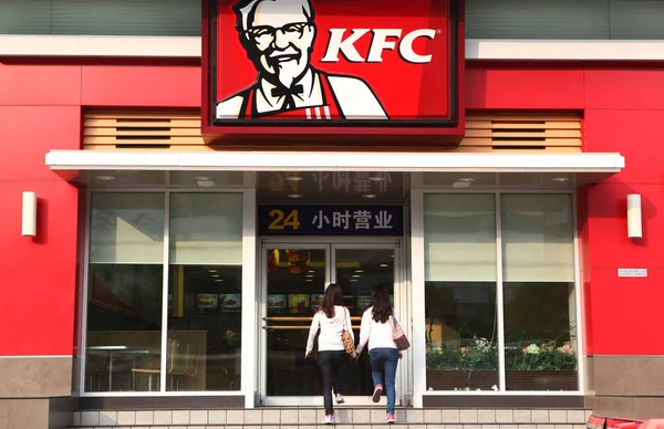 Clientes Estão Prestes Entrar Restaurante Fast Food Kfc Wuhan Província — Fotografia de Stock