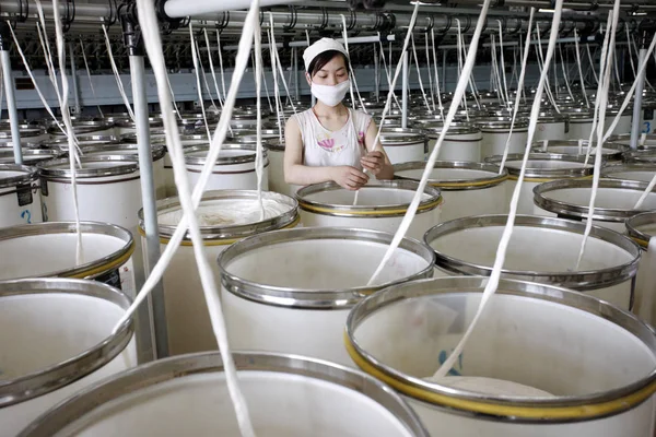 Женщина Китаянка Занимается Производством Пряжи Которая Будет Экспортироваться Сша Европу — стоковое фото