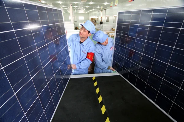 2011년 21일 장쑤성 난퉁시에 Eoplly 신에너지 유한공사 공장에서 노동자들이 태양광 — 스톡 사진